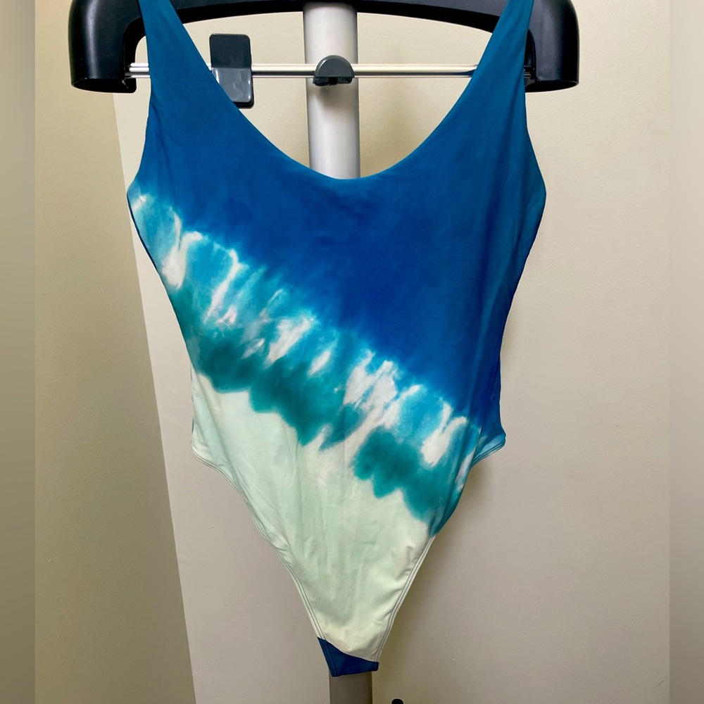 O’Neill blue/green one piece bathing suit. Never worn, tags attached. XL